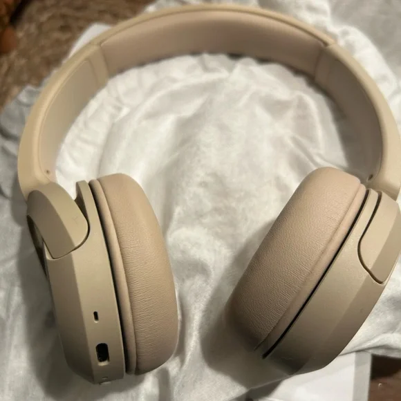 Sony WH-CH520 Over-Ear Headphones - Cream - Picture 4 of 7